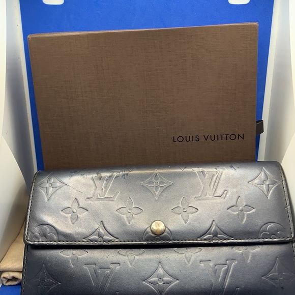 LOUIS VUITTON
Monogram Vernis “Greene” Lavender Cell Phone Holder - Picture 8 of 11